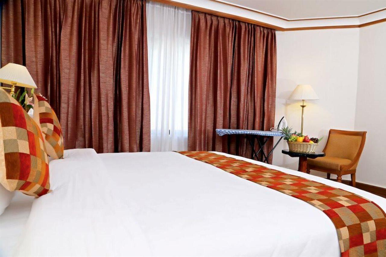 Hotel Gokulam Park Kochi Esterno foto