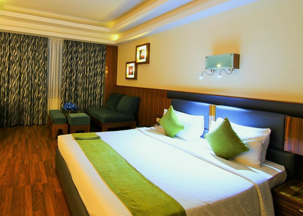 Hotel Gokulam Park Kochi Esterno foto