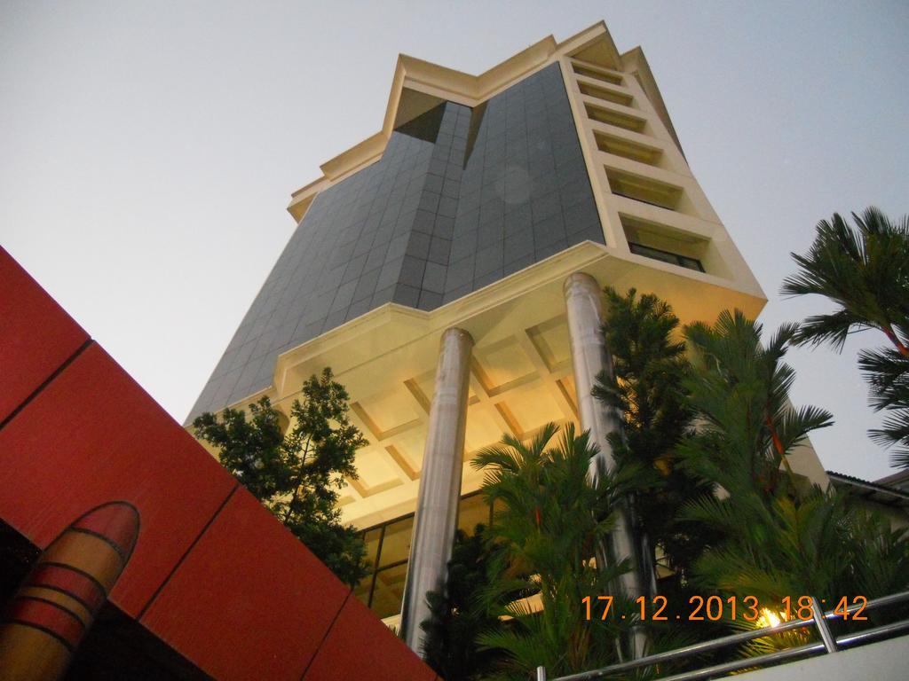 Hotel Gokulam Park Kochi Esterno foto