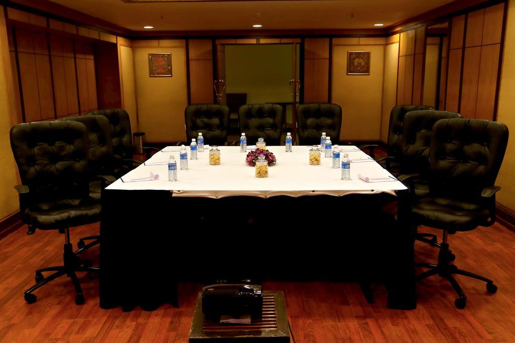 Hotel Gokulam Park Kochi Esterno foto